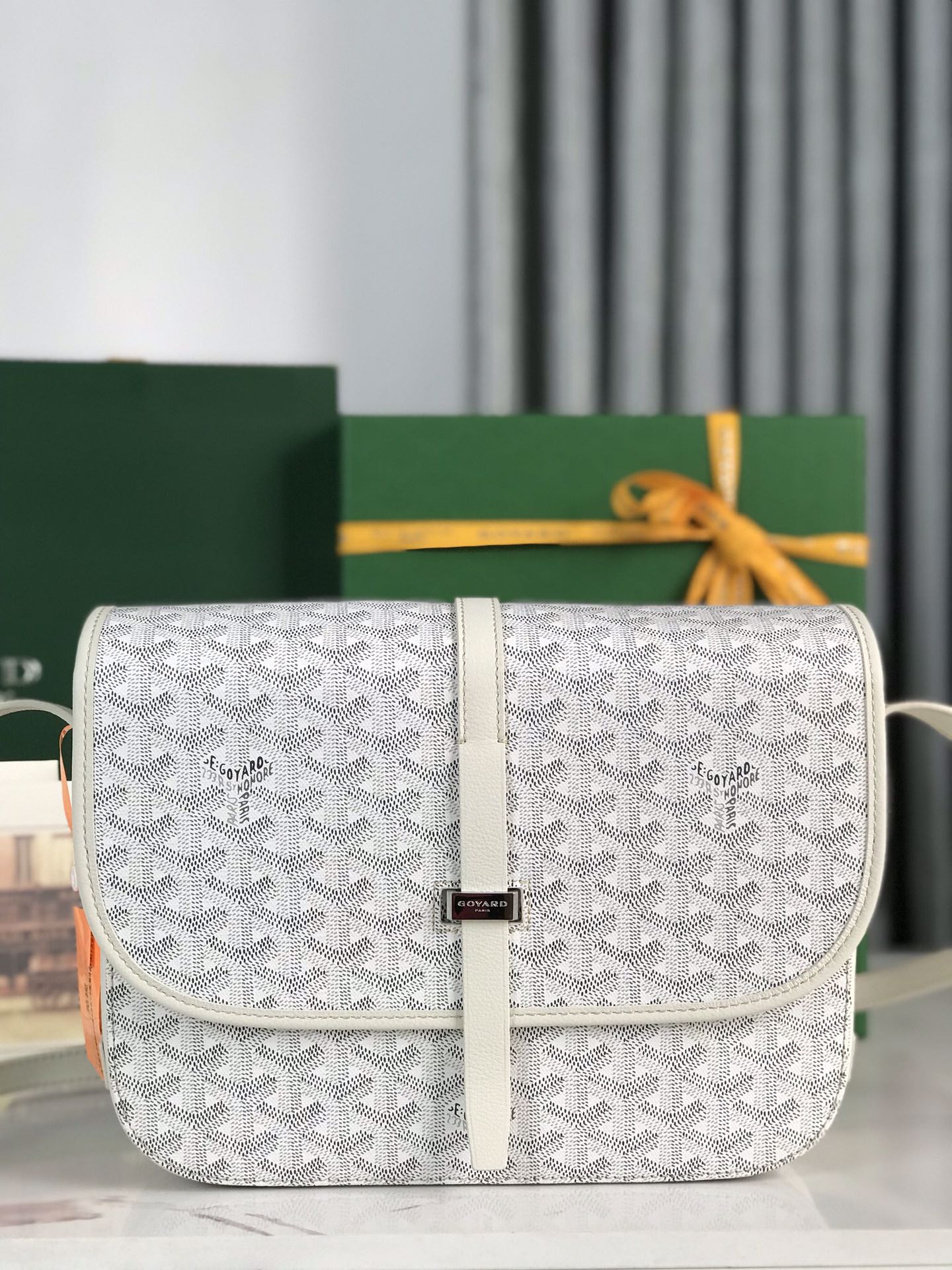 Belvedere MM Shoulder Bag In White